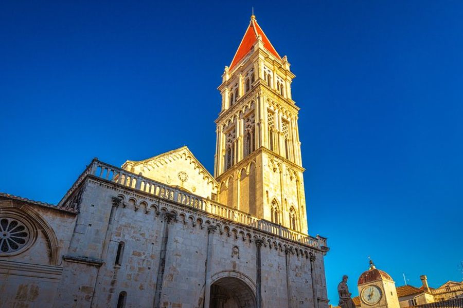La cathédrale Saint-Laurent et son clocher gothique dans la vieille ville de Trogir, Croatie.
