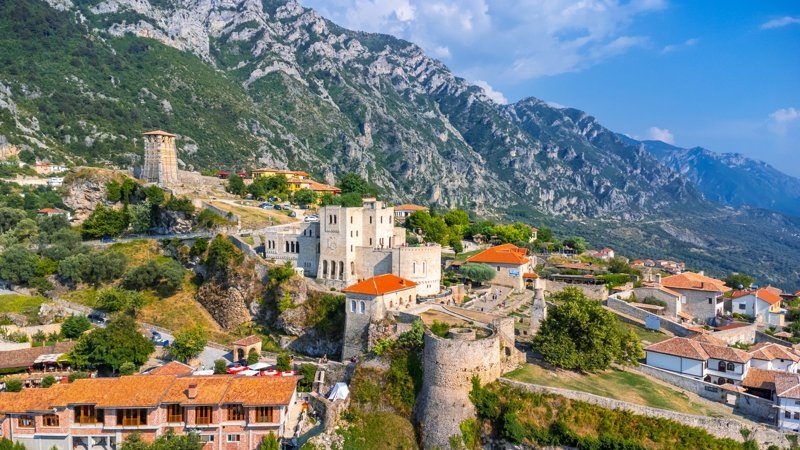 Vue panoramique de la forteresse de Krujë entourée de montagnes en Albanie.