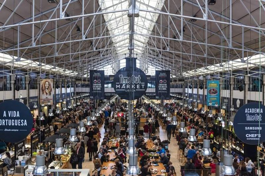 Intérieur animé du marché de Ribeira avec des stands de nourriture