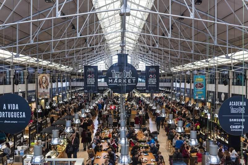 Intérieur animé du marché de Ribeira avec des stands de nourriture