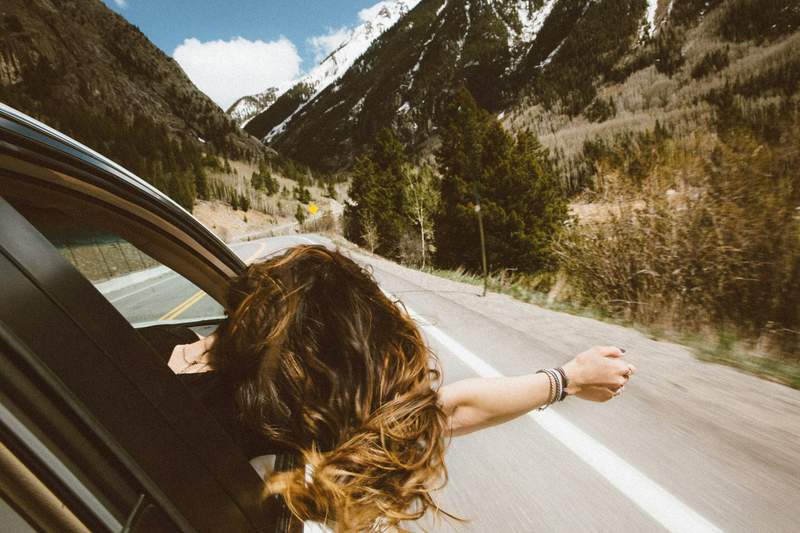 Voyage express en voiture à travers les montagnes pour un week-end de 48 heures