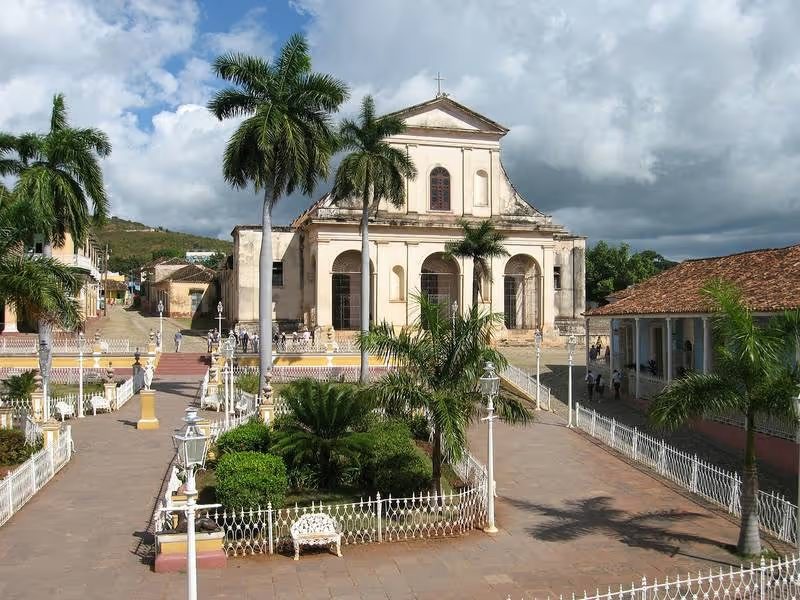 Rue pavée colorée de Trinidad avec ses maisons coloniales, Cuba.