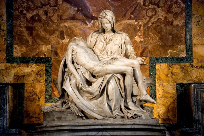 Sculpture de la Pietà de Michel-Ange à la basilique Saint-Pierre de Rome