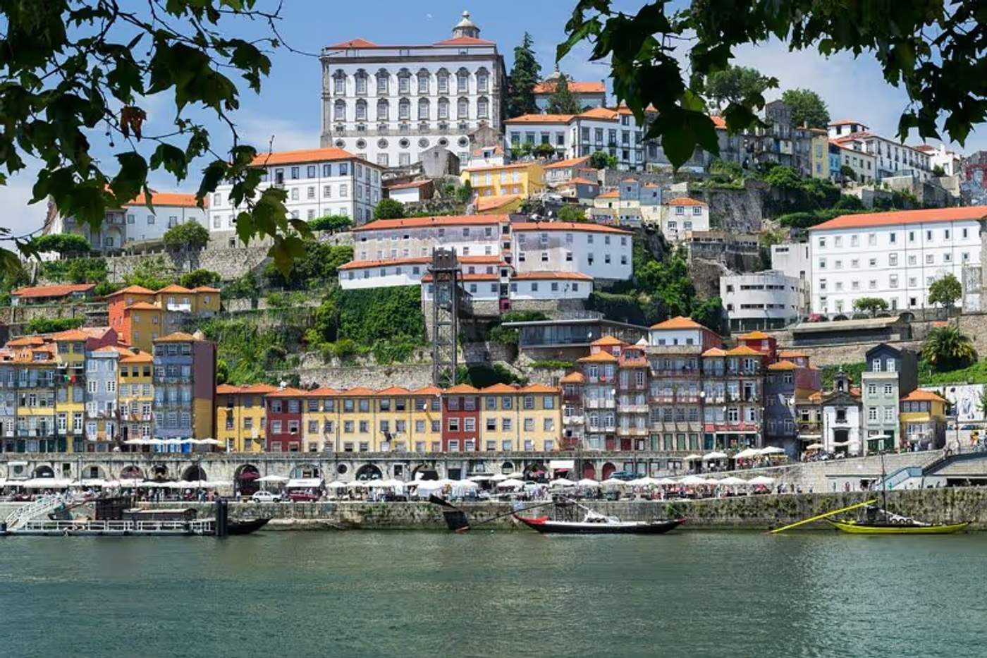 Maisons colorées et bâtiments historiques le long de la rivière Douro à Porto, Portugal.