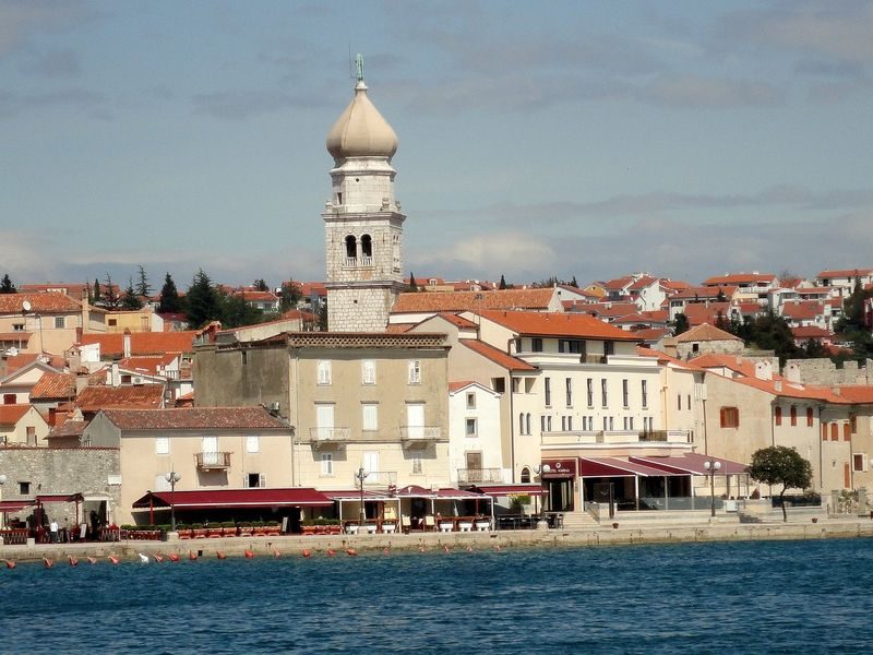 Vue de la ville de Krk avec ses bâtiments historiques et son clocher au bord de l