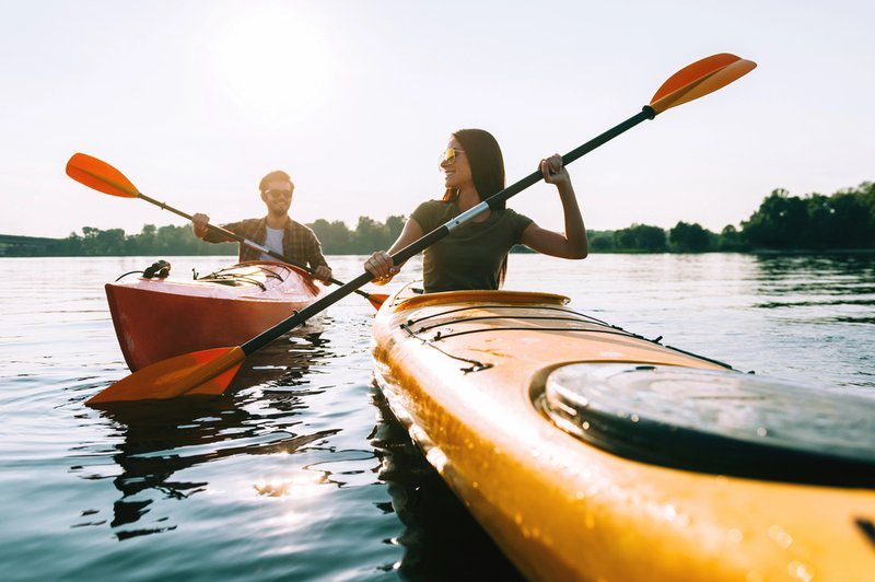 Deux personnes en kayak profitant d