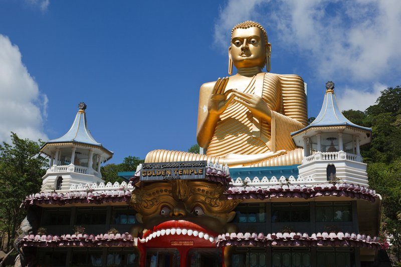 La statue dorée de Bouddha à Dambulla, située à l’entrée du temple d’or, un site bouddhiste emblématique.