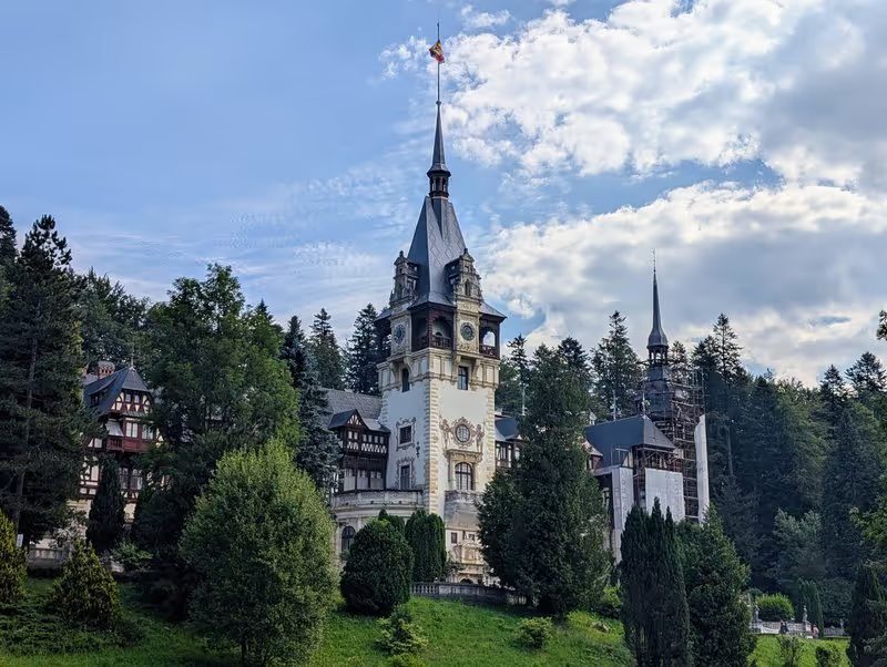 Château de Peleș entouré de forêts à Sinaia, en Transylvanie