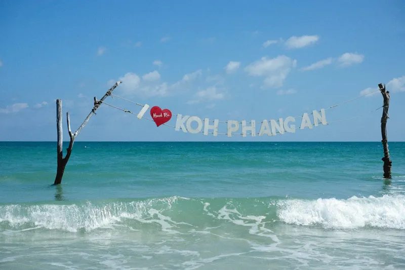 Un pannea I love Koh Phangan attaché à deux poteaux dans l