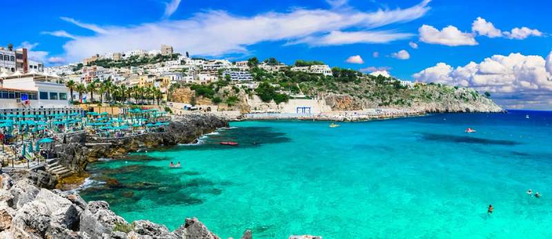Une vue aérienne d'un hôtel et une belle plage dans les Pouilles