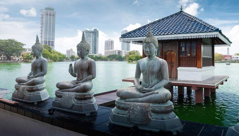 Statues de Bouddha au temple Gangaramaya sur un lac à Colombo.