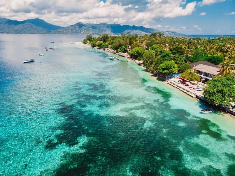 Vue aérienne des eaux cristallines et des côtes verdoyantes à Gili, Bali.