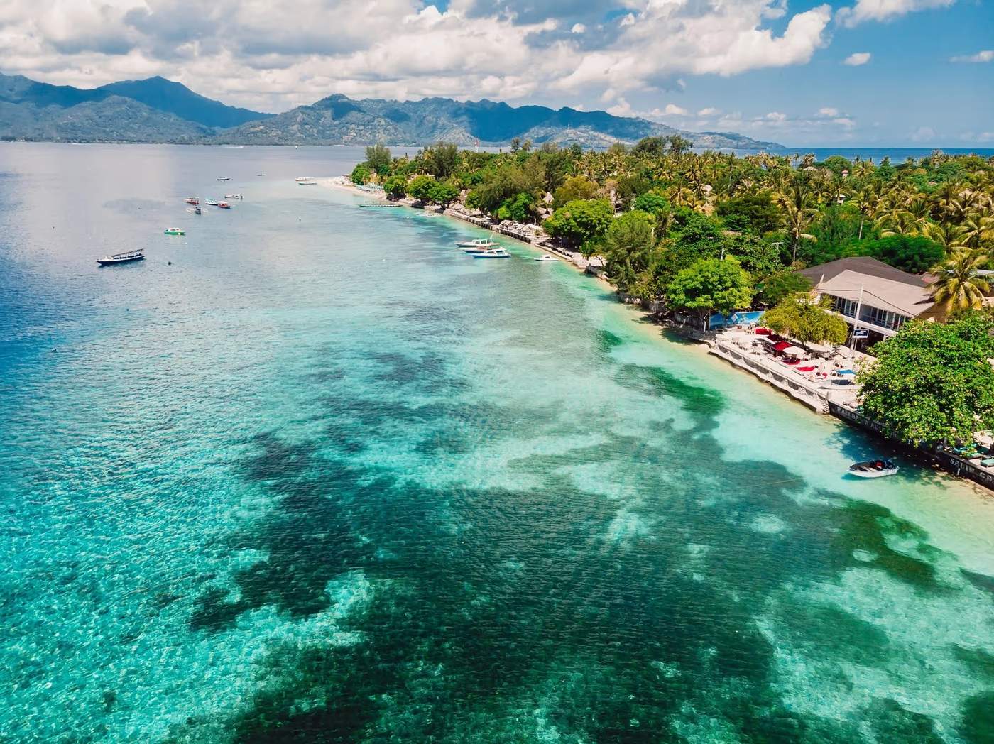 Vue aérienne des eaux cristallines et des côtes verdoyantes à Gili, Bali.