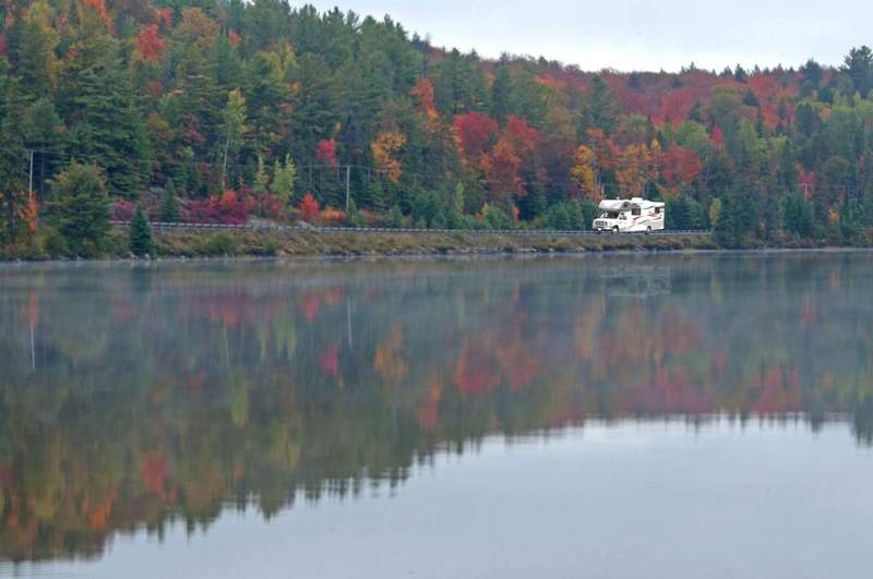 Un camping car sur les routes canadiennes
