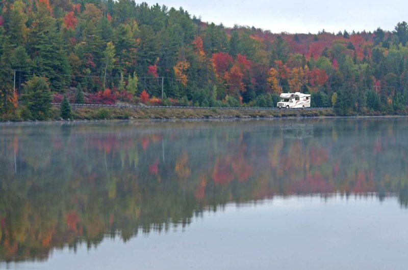 Un camping car sur les routes canadiennes