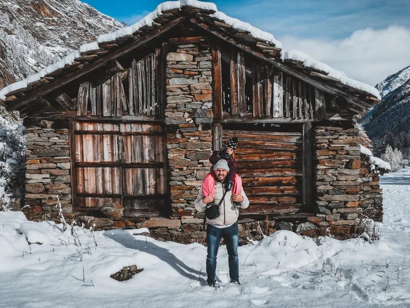 Cyril et Anna devant une cabine dans le Valnontey