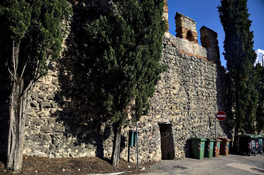 Mur de vestiges de locri entourées de verdure