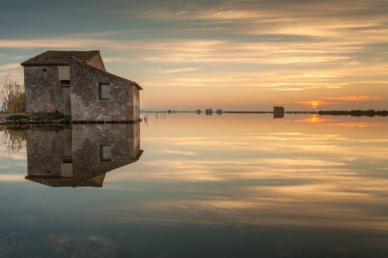 Maison traditionnelle en pierre reflétée sur l