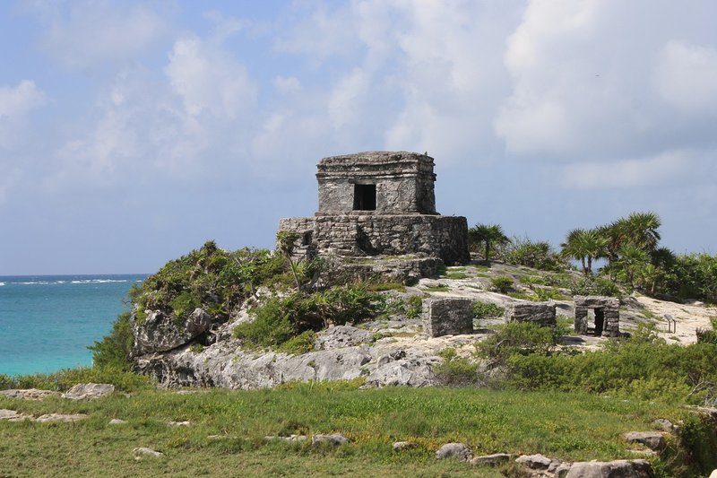 Vue du site archéologique de Tulum surplombant la mer des Caraïbes, au Mexique