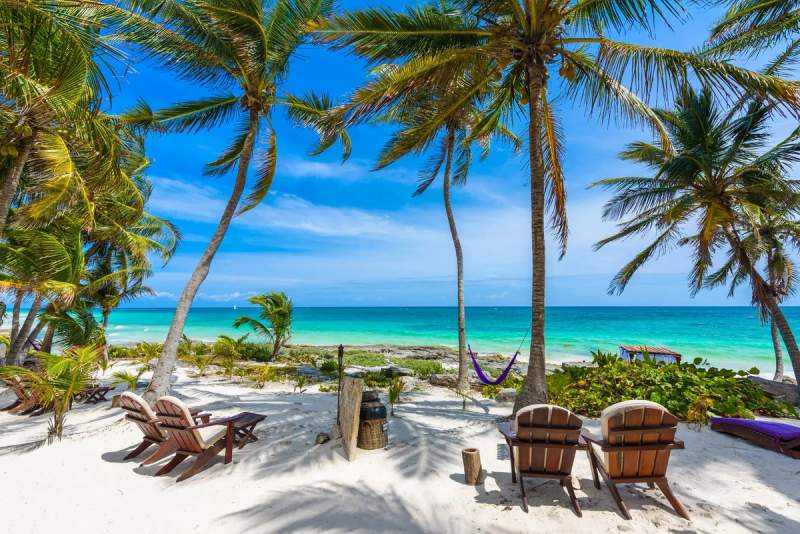Des transats sur une plage à Tulum