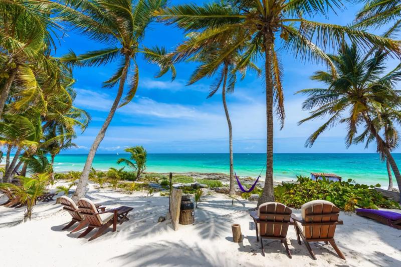 Des transats sur une plage à Tulum