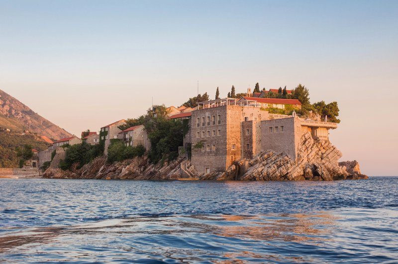 Vue de Sveti Stefan au coucher du soleil, presqu