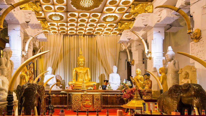 Intérieur du temple de la dent à Kandy, un site bouddhiste sacré au Sri Lanka, abritant une relique de Bouddha.