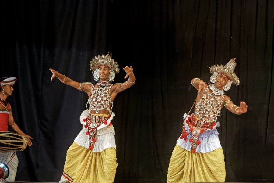 Danseurs en costumes traditionnels sri lankais lors d’un spectacle à Kandy.