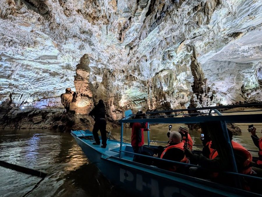 Balade en bateau à l’intérieur de la grotte de Phong Nha sur la rivière souterraine