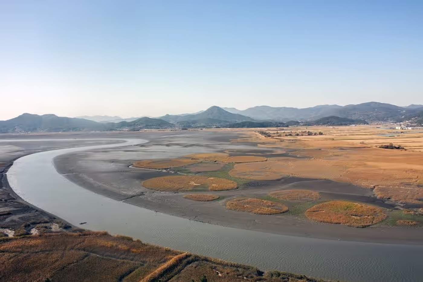 Paysage de la baie de Suncheon avec ses marais salants et ses montagnes environnantes.