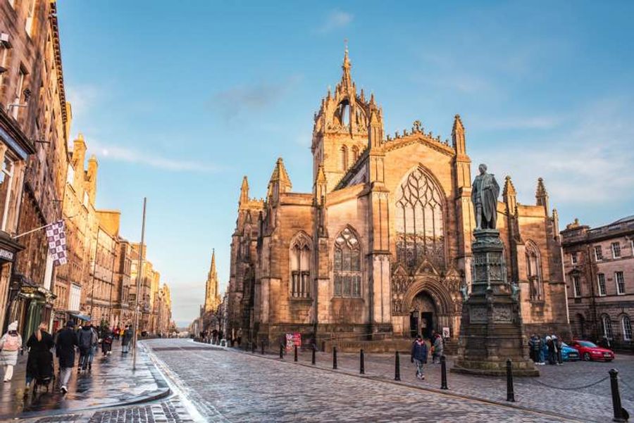 Façade de St Giles' Cathedral sur la Royal Mile, avec sa tour couronnée en forme de couronne écossaise à Édimbourg.