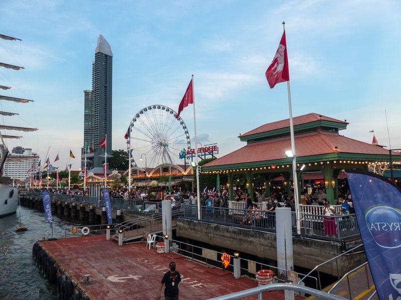 Zone animée d’Asiatique The Riverfront avec une grande roue.