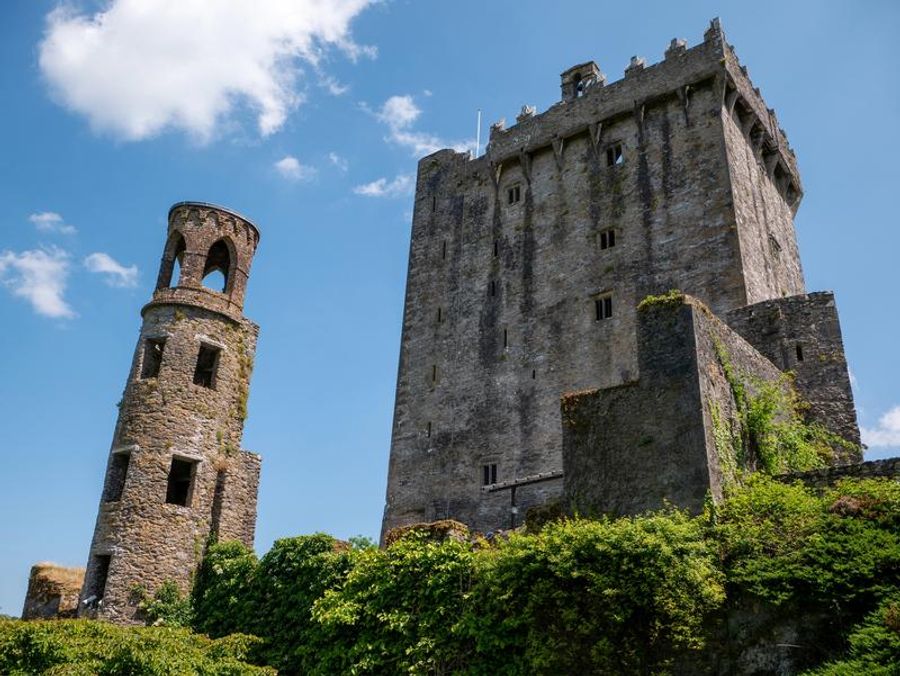 Le château de Blarney entouré de verdure, célèbre pour sa pierre de l’éloquence.