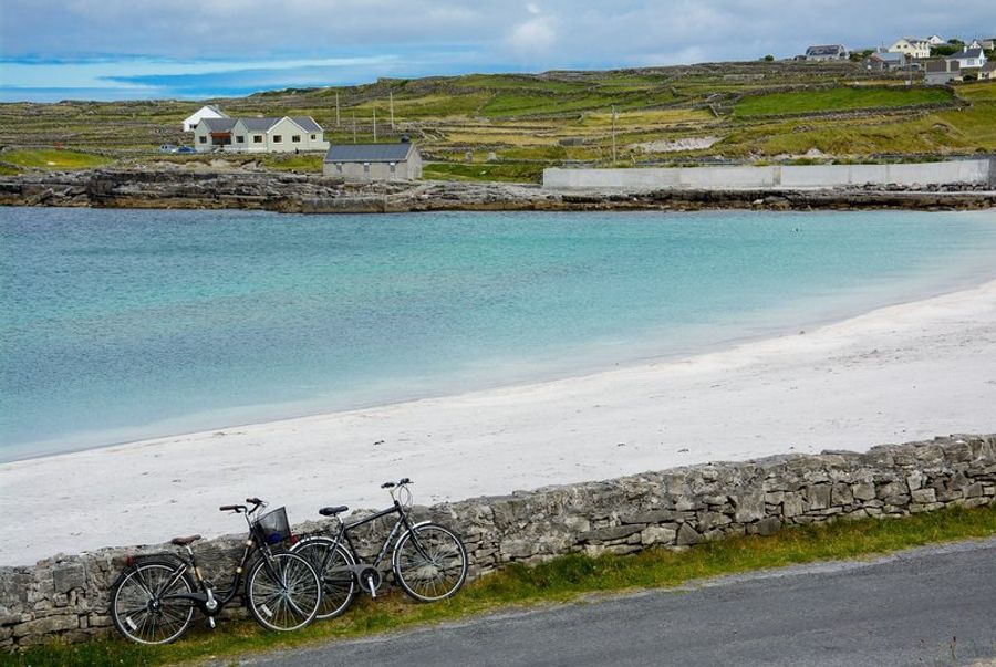 Plage avec des vélos aux îles d