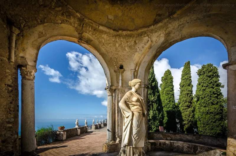 Statue dans les jardins de la Villa Cimbrone à Ravello avec vue sur la mer