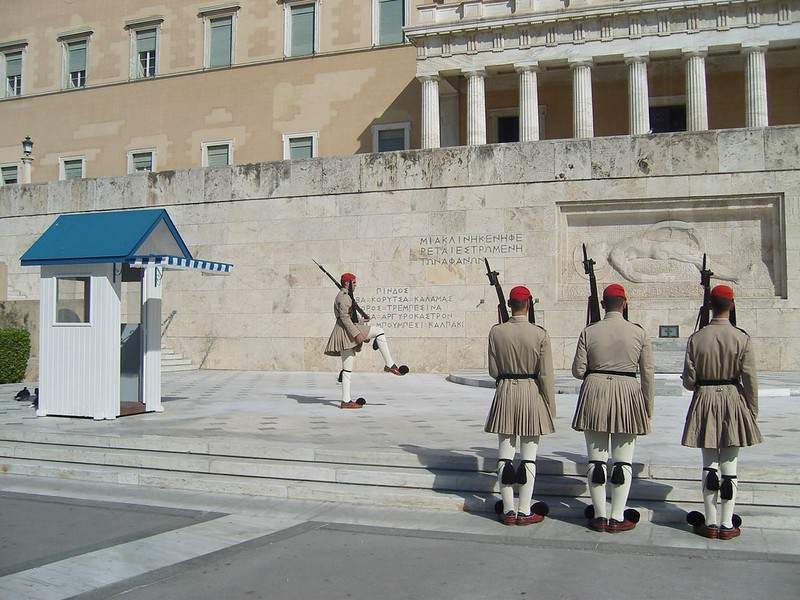 Relève de la garde devant le Parlement grec sur la place Syntagma.