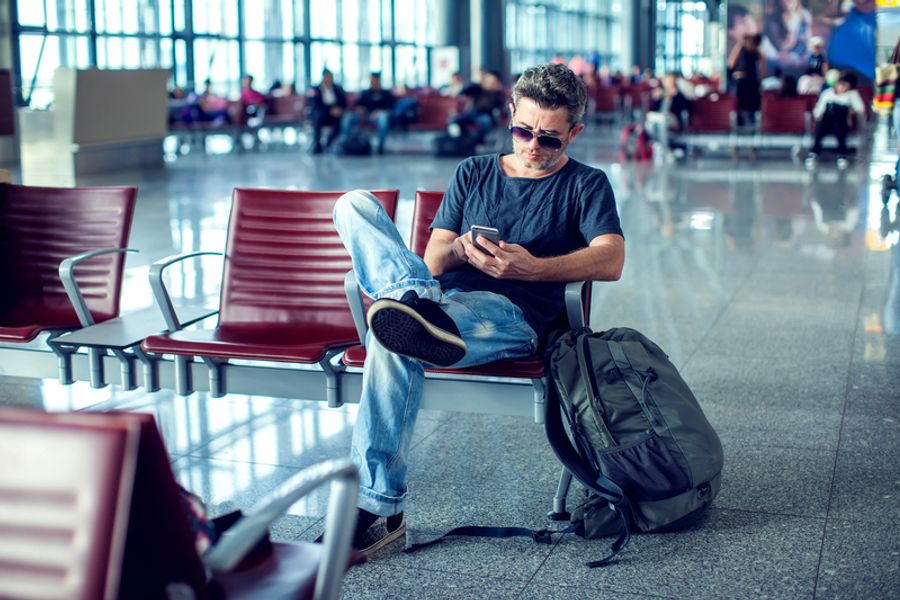 Voyageur assis dans un terminal d