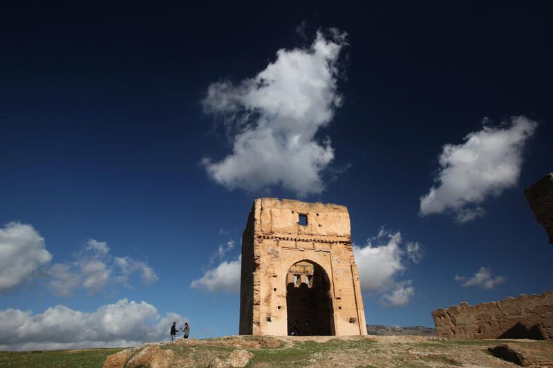 Ruines des tombeaux Mérinides sur les hauteurs de Fès avec vue panoramique