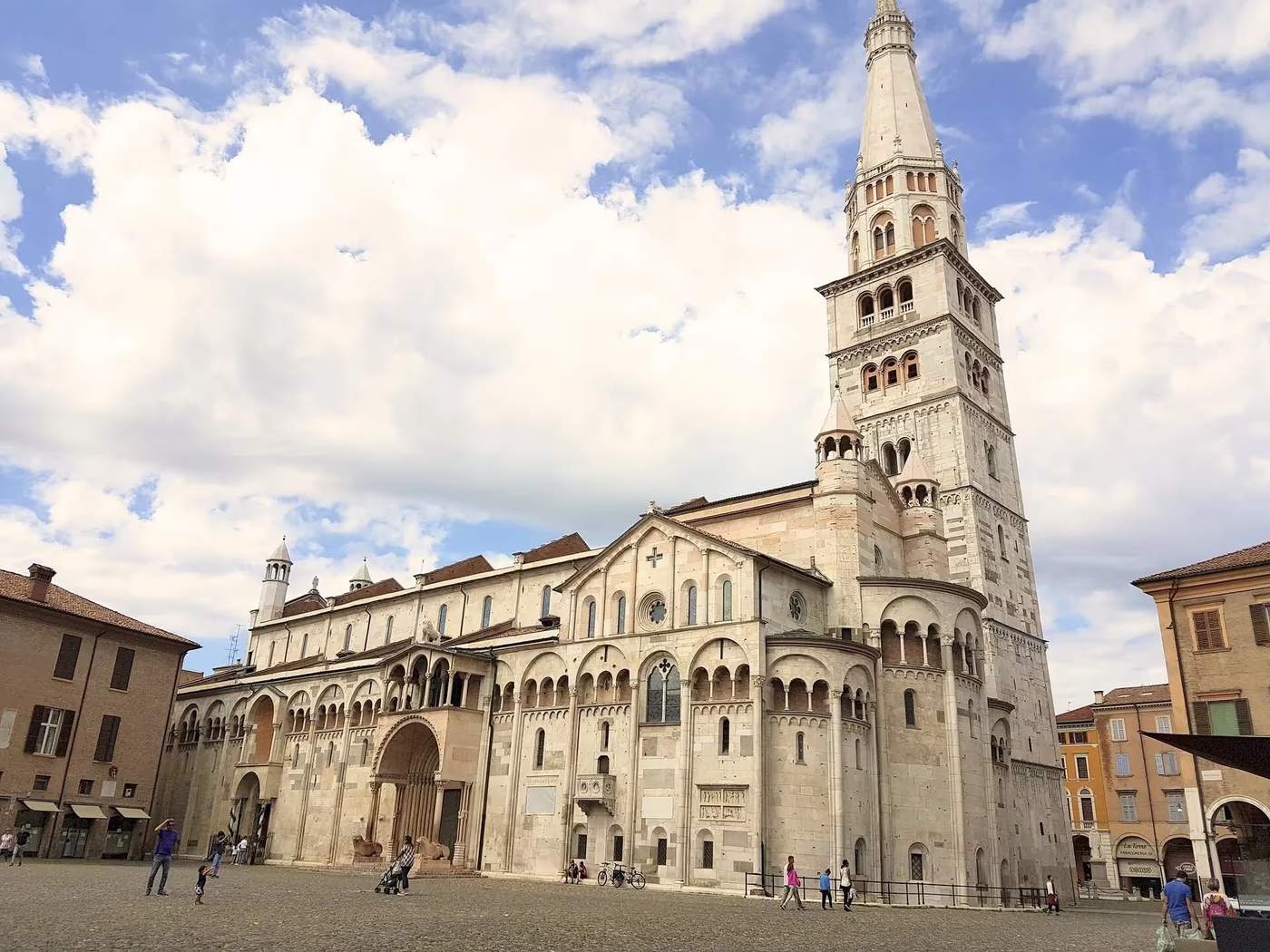 "Modène", "Modena", "explorer", "patrimoine mondial", "cathédrale de Modène", "Torre Ghirlandina", "vinaigre balsamique", "Museo Enzo Ferrari", "Maserati", "Lambrusco", "centre historique", "Palazzo dei Musei", "Luciano Pavarotti", "visiter Modène", "Bologne", "Parme", "Maranello", "cuisine italienne", "Émilie-Romagne", "road trip Italie du Nord", "Piazza Grande", "vin", "musée", "voitures de luxe", "gastronomie", "architecture", "édifices médiévaux", "tourisme"