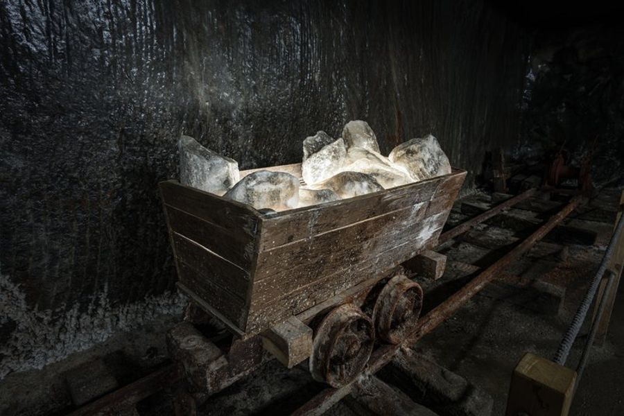Charrette chargée de blocs de sel exposée dans la mine de Turda.