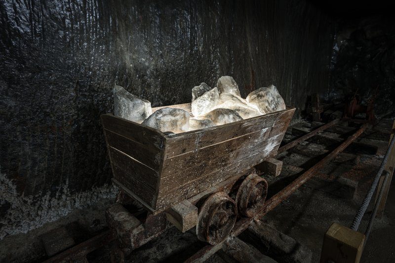 Charrette chargée de blocs de sel exposée dans la mine de Turda.