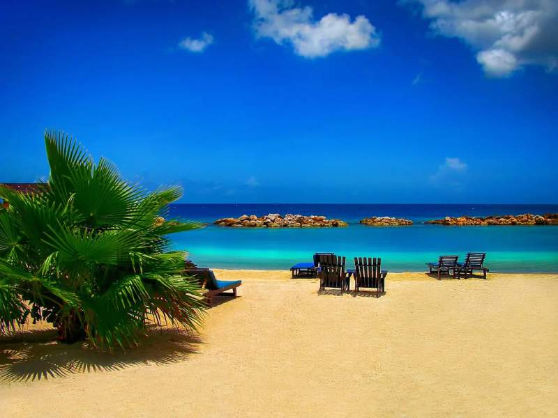 Une belle plage et océan bleu