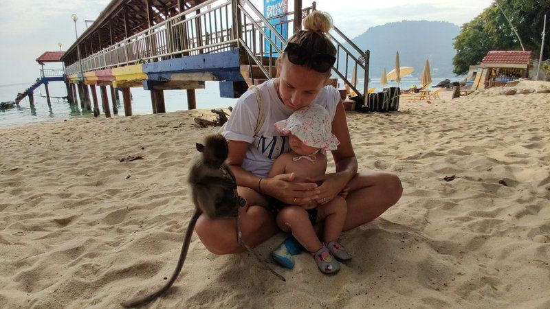 Maud et Anna rencontrent un petit singe sur la plage des îles Perhentian.