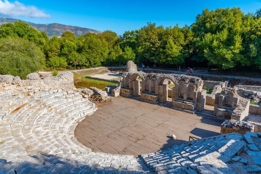 Ruines antiques du parc national de Butrint avec un amphithéâtre en pierre.