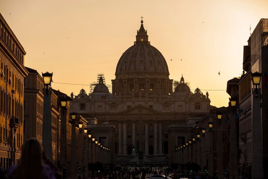 Vue sur la basilique Saint-Pierre au Vatican au coucher du soleil, ambiance romantique au cœur de Rome, idéale pour une première escapade en couple.
