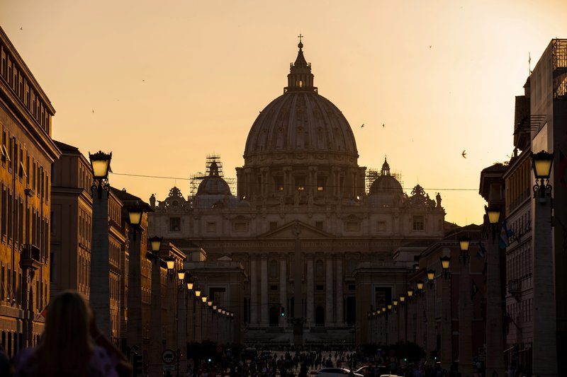 Vue sur la basilique Saint-Pierre au Vatican au coucher du soleil, ambiance romantique au cœur de Rome, idéale pour une première escapade en couple.