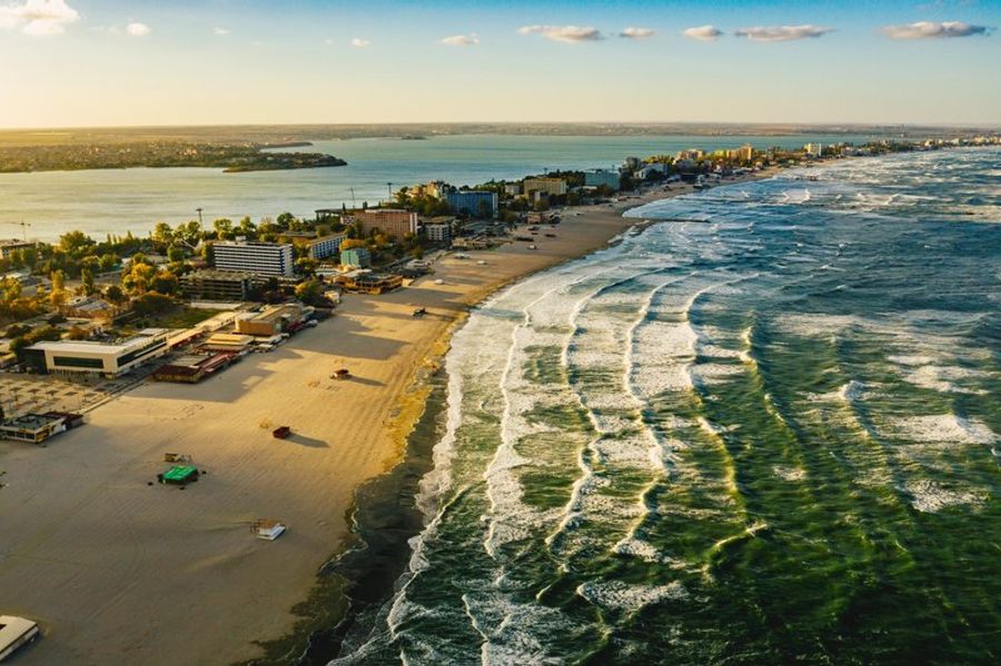 Vue aérienne de la plage de Mamaia avec son sable doré et ses bâtiments en bord de mer