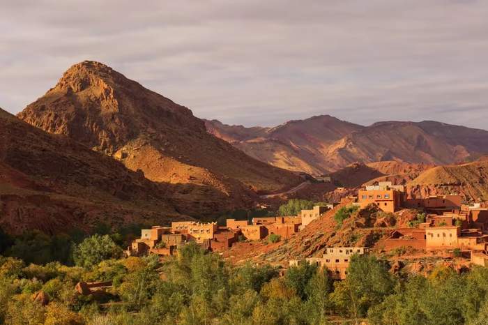 La vallée du Dadès au Maroc avec ses routes sinueuses entre les kasbahs en pisé : paysage emblématique du sud marocain lors d'un road trip de 10 jours.