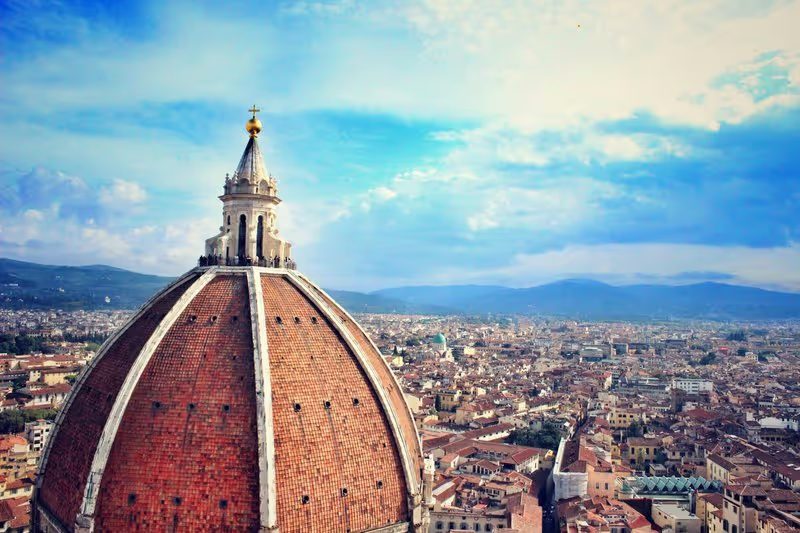 Vue panoramique de Florence avec la coupole de la cathédrale en premier plan.