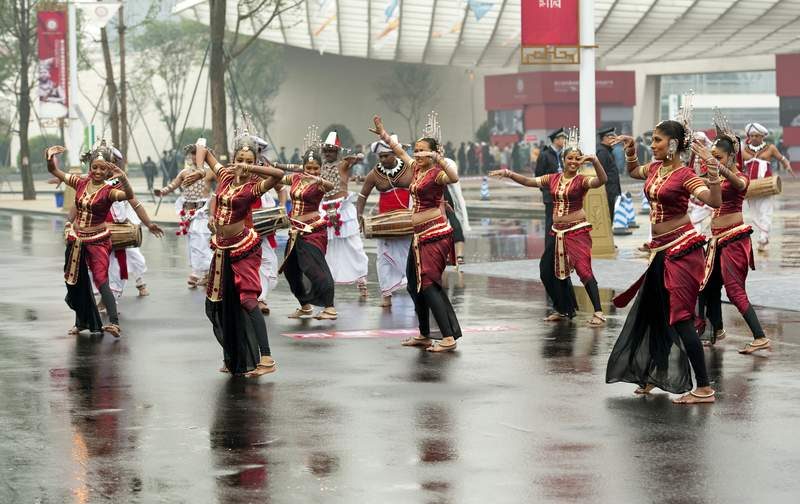 Danseurs sri-lankais en tenue traditionnelle lors d’une performance culturelle.